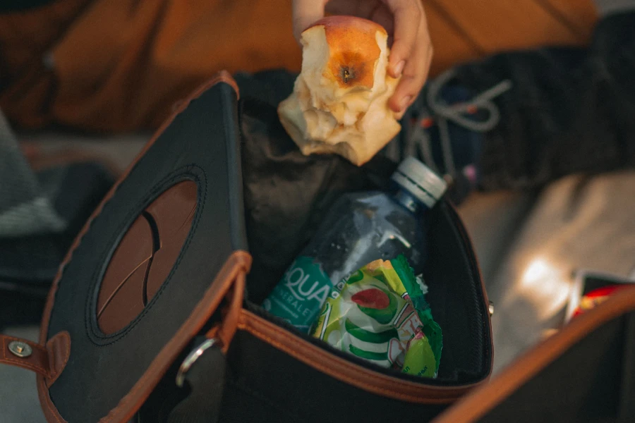 Hanging auto trash bin
